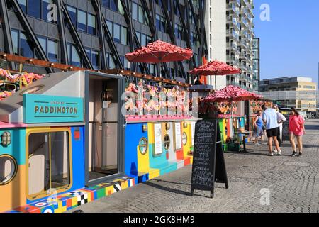 Paddington Central, mit Büros, Cafés, Bars und Restaurants, umgebaut von einem verrotteten Warenhof, am Grand Union Canal, in w London, Großbritannien Stockfoto