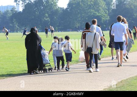 Vielfalt im Hyde Park, an einem warmen, sonnigen Tag, in London, Großbritannien Stockfoto
