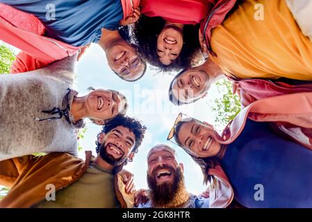 Direkt unten Porträt einer multiethnischen Gruppe von Freunden posiert auf der Straße im Freien lachen und Spaß haben. Diverse Menschen feiern das Leben Stockfoto