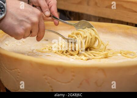 Traditionelle italienische Spaghetti, eingeweicht in einem Grana Padano-Käse Stockfoto