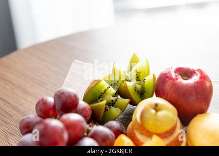 Frisches Mischobst auf Teller.leckere Früchte.Obstschale als gesundes Essen für Party- und Feiertags-Tisch. Stockfoto