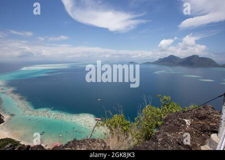 Luftaufnahme von Booten auf türkisfarbenem Meerwasser-Waschsandstrand im sonnigen Ferienort Malaysia Stockfoto