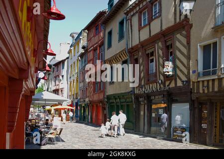 Rue St-Michel, Rennes, Bretagne, Frankreich: Bekannt als 'la rue de la soif', wegen seiner Anzahl von Bars. Stockfoto