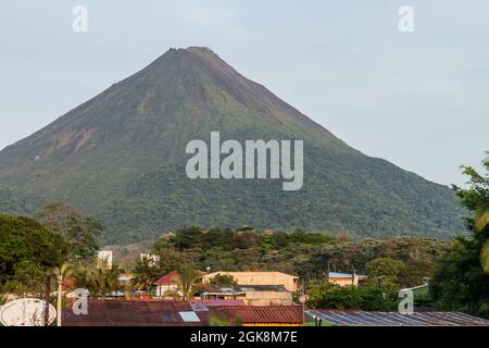 Der Vulkan Arenal ragt hinter dem Dorf La Fortuna, Costa Rica Stockfoto