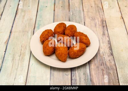 Spanische Tapa mit hausgemachten kroketten aus serrano-Schinken auf weißem Teller Stockfoto