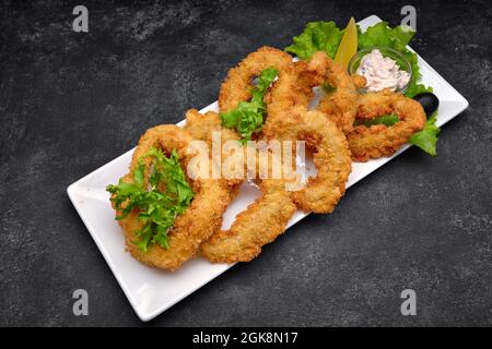 Tintenfischringe im Teig gebraten Stockfoto