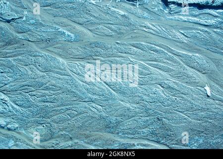 Abstrakter Hintergrund benutzerdefinierte Farbe Färbung Sand Textur mit welligen Linien und Wasserstrahlen in warmen Farben Stockfoto