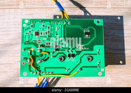 Leiterplatte mit einem Mikrokreis zur Steuerung elektronischer Geräte. Stockfoto