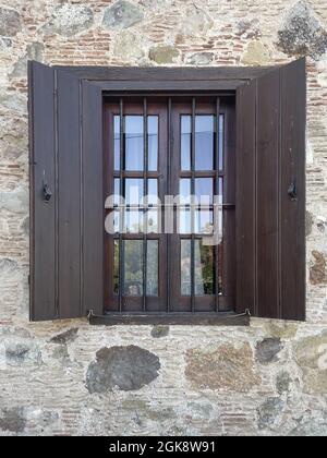 Vertikale Aufnahme eines Vintage-Fensters mit Geländern Stockfoto