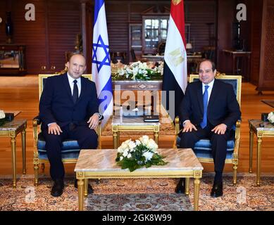 (210913) -- SHARM EL-SHEIKH (ÄGYPTEN), 13. September 2021 (Xinhua) -- der ägyptische Präsident Abdel-Fattah al-Sisi (R) trifft sich am 13. September 2021 in Sharm El-Sheikh, Ägypten, mit dem israelischen Premierminister Naftali Bennett. Der ägyptische Präsident Abdel-Fattah al-Sisi und der israelische Premierminister Naftali Bennett erörterten am Montag die Entwicklungen der bilateralen Beziehungen in verschiedenen Bereichen sowie die palästinensische Frage, so die ägyptische Präsidentschaft. (Ägyptische Präsidentschaft/Handout über Xinhua) Stockfoto
