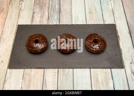 Tablett mit Schokodonuts mit Löchern Stockfoto