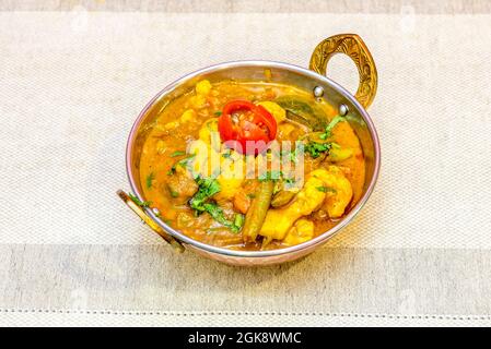 Indisches Kürbis aus geschmortem Gemüse, Tomaten, Karotten, Blumenkohl, flachen grünen Bohnen mit gehackter frischer Petersilie Stockfoto