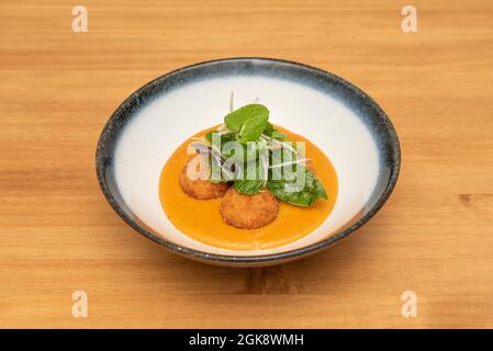 Würzige Red Curry Schüssel mit Pfefferminze, Spinat, Bohnensprossen und panierten Schweineballen Stockfoto