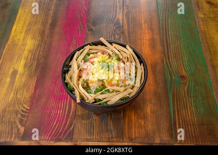 Mexikanischer Salat aus Pico de gallo, gehackter Paprika, gehackter Mango, Salat, geriebener Petersilie und Maisstreifen Nachos Stockfoto