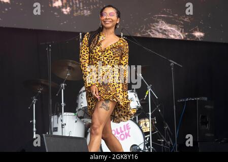 Die Sängerin Hollie Cook tritt auf einem Musikkonzertfestival im Garon Park, Southend on Sea, Essex, auf. Weibliche Punk/Reggae-Sängerin, die früher mit den Schlitzen spielte Stockfoto