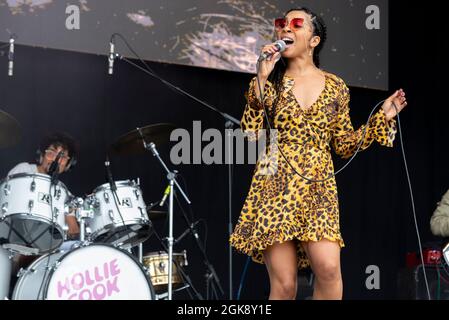 Die Sängerin Hollie Cook tritt auf einem Musikkonzertfestival im Garon Park, Southend on Sea, Essex, auf. Weibliche Punk/Reggae-Sängerin, die früher mit den Schlitzen spielte Stockfoto