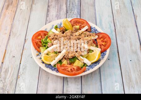 Thunfischsalat mit Paprika, Tomaten, frischem Käse und Zitrone Stockfoto