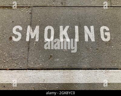 White Smoking Inschrift auf Asphalt in der Schweiz Stockfoto