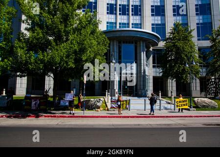 Reno, Usa. September 2021. Demonstranten versammeln sich während des Protestes vor einem Bundesgerichtshof.Demonstranten versammelten sich vor einem Bundesgerichtshof in Reno, um ihre Besorgnis über Polizeimorde zum Ausdruck zu bringen. Sie forderten unabhängige Ermittlungen, wenn die Polizei in tödliche Vorfälle verwickelt ist. Kredit: SOPA Images Limited/Alamy Live Nachrichten Stockfoto