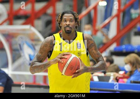 Napoli, Italien. September 2021. Kenny Gabriel, Spieler von Germani Brescia, während des Supercoppa-Basketballspiels zwischen Gevi Napoli und Germani Brescia, Endergebnis 74 - 81, Spiel gespielt im Palabarbuto in Neapel. Neapel, Italien, 13. September 0221. (Foto von Vincenzo Izzo/Sipa USA) Quelle: SIPA USA/Alamy Live News Stockfoto