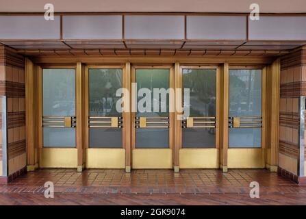 LOS ANGELES, KALIFORNIEN - 18AUG 2021: Haupteingangstüren an der Union Station. Stockfoto