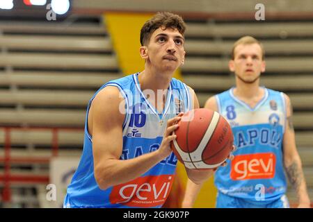 Napoli, Italien. September 2021. Lorenzo Uglietti Spieler von Gevi Napoli, während des Supercoppa Basketballspiels zwischen Gevi Napoli und Germani Brescia, Endergebnis 74 - 81, Spiel gespielt im Palabarbuto in Neapel. Neapel, Italien, 13. September 0221. (Foto von Vincenzo Izzo/Sipa USA) Quelle: SIPA USA/Alamy Live News Stockfoto