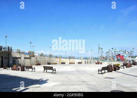 REDONDO BEACH, CALIFORNIA - 10 SEP 2021: Redondo Beach Pier Plaza und International Boardwalk. Stockfoto