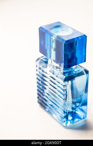 Blaue Parfümflasche isoliert auf weißem Hintergrund Stockfoto