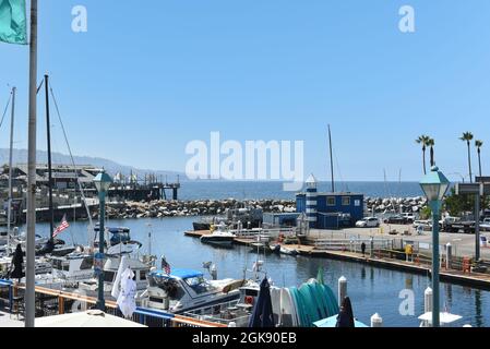 REDONDO BEACH, CALIFORNIA - 10 SEP 2021: Redondo Beach Marina und Pier, Blick nach Süden. Stockfoto