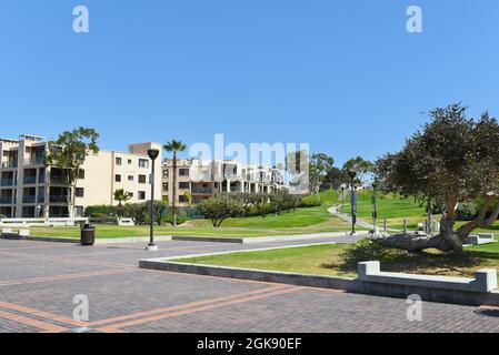 REDONDO BEACH, CALIFORNIA - 10 SEP 2021: Czuleger Park am Fuße der Diamond Street, die zum internationalen Boardwalk und Pier führt. Stockfoto