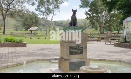 GUNDAGAI, AUSTRALIEN - Okt, 23, 2020: Weitaufnahme des historischen Hundes auf der Tuckerbox in gundagai Stockfoto