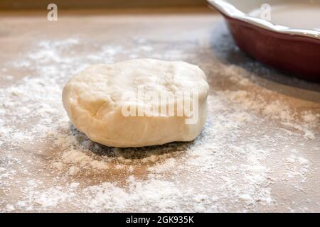 Hausgemachtes Gemüse swiis Chard und Tomatenkuchen Prozess von Pie-Teig zu füllen Stockfoto