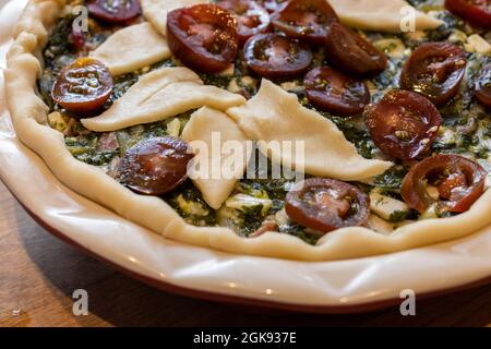 Hausgemachtes Gemüse swiis Chard und Tomatenkuchen Prozess von Pie-Teig zu füllen Stockfoto