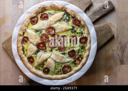 Hausgemachtes Gemüse swiis Chard und Tomatenkuchen Prozess von Pie-Teig zu füllen Stockfoto