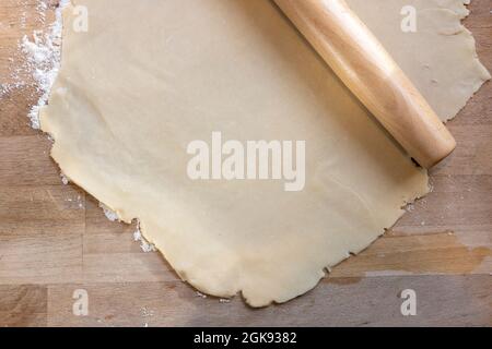 Hausgemachtes Gemüse swiis Chard und Tomatenkuchen Prozess von Pie-Teig zu füllen Stockfoto