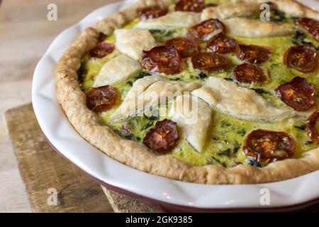 Hausgemachtes Gemüse swiis Chard und Tomatenkuchen Prozess von Pie-Teig zu füllen Stockfoto