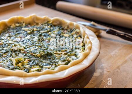 Hausgemachtes Gemüse swiis Chard und Tomatenkuchen Prozess von Pie-Teig zu füllen Stockfoto