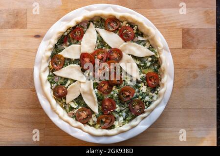 Hausgemachtes Gemüse swiis Chard und Tomatenkuchen Prozess von Pie-Teig zu füllen Stockfoto