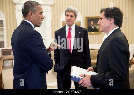 Präsident Barack Obama spricht mit Außenminister John Kerry und Tony Blinken, stellvertretender nationaler Sicherheitsberater, rechts, zum Abschluss ihres Treffens im Oval Office am 18. Juli 2014. (Offizielles Foto des Weißen Hauses von Pete Souza) Dieses offizielle Foto des Weißen Hauses wird nur zur Veröffentlichung durch Nachrichtenorganisationen und/oder zum persönlichen Druck durch die Betreffzeile(en) des Fotos zur Verfügung gestellt. Das Foto darf in keiner Weise manipuliert werden und darf nicht in kommerziellen oder politischen Materialien, Anzeigen, E-Mails, Produkten, Werbeaktionen verwendet werden, die in irgendeiner Weise eine Genehmigung oder e nahelegen Stockfoto