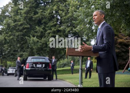 Präsident Barack Obama gibt eine Erklärung zur Lage in der Ukraine auf dem South Lawn des Weißen Hauses ab, 21. Juli 2014. (Offizielles Foto des Weißen Hauses von Pete Souza) Dieses offizielle Foto des Weißen Hauses wird nur zur Veröffentlichung durch Nachrichtenorganisationen und/oder zum persönlichen Druck durch die Betreffzeile(en) des Fotos zur Verfügung gestellt. Das Foto darf in keiner Weise manipuliert werden und darf nicht in kommerziellen oder politischen Materialien, Anzeigen, E-Mails, Produkten oder Werbeaktionen verwendet werden, die in irgendeiner Weise die Zustimmung oder Billigung des Präsidenten, der ersten Familie oder des Weißen Hauses nahelege. Stockfoto