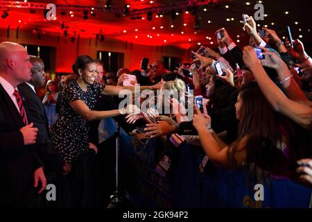 First Lady Michelle Obama begrüßt die Audienz-Mitglieder, nachdem sie auf der jährlichen Konferenz des National Council of La Raza (NCLR) in New Orleans, Louisiana, am 23. Juli 2013, eine Rede hielt. (Offizielles Foto des Weißen Hauses von Chuck Kennedy) Dieses offizielle Foto des Weißen Hauses wird nur zur Veröffentlichung durch Nachrichtenorganisationen und/oder zum persönlichen Druck durch die Betreffenden des Fotos zur Verfügung gestellt. Das Foto darf in keiner Weise manipuliert werden und darf nicht in kommerziellen oder politischen Materialien, Anzeigen, E-Mails, Produkten oder Werbeaktionen verwendet werden, die in irgendeiner Weise eine Genehmigung oder Billigung von nahelege Stockfoto