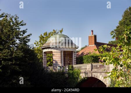 Pergola in Hill Gardens, Hampstead Heath, an einem Sommernachmittag, London, England Stockfoto