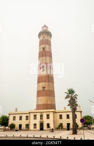 Alter Leuchtturm in Aveiro im Nebel an einem nebligen Tag dramatische Atmosphäre - Portugal Stockfoto