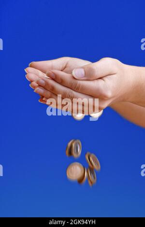 Mony fällt von der Hand Stockfoto