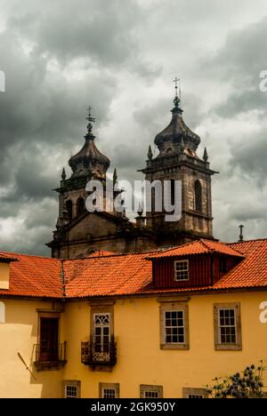 Kloster von Tibaes an einem dramatischen bewölkten Tag, berühmter religiöser Ort der Region Minho - Braga, Portugal Stockfoto