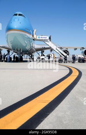 Präsident Barack Obama landet auf dem internationalen Flughafen Los Angeles in Los Angeles, Kalifornien, am 23. Juli 2014. (Offizielles Foto des Weißen Hauses von Pete Souza) Dieses offizielle Foto des Weißen Hauses wird nur zur Veröffentlichung durch Nachrichtenorganisationen und/oder zum persönlichen Druck durch die Betreffzeile(en) des Fotos zur Verfügung gestellt. Das Foto darf in keiner Weise manipuliert werden und darf nicht in kommerziellen oder politischen Materialien, Anzeigen, E-Mails, Produkten oder Werbeaktionen verwendet werden, die in irgendeiner Weise die Zustimmung oder Billigung des Präsidenten, der ersten Familie oder des Weißen Hauses nahelege. Stockfoto