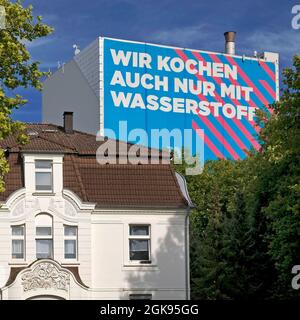 Großes Plakat auf der Autobahn A 40, im Werk von ThyssenKrupp Steel Europe, Deutschland, Nordrhein-Westfalen, Ruhrgebiet, Bochum Stockfoto