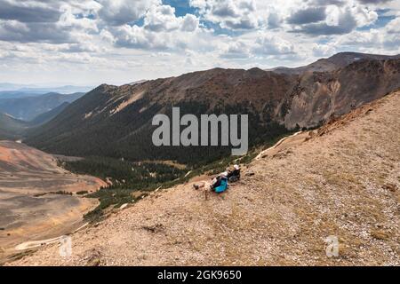 Wanderer, die sich auf dem Berggipfel in Colorado ausruhen Stockfoto