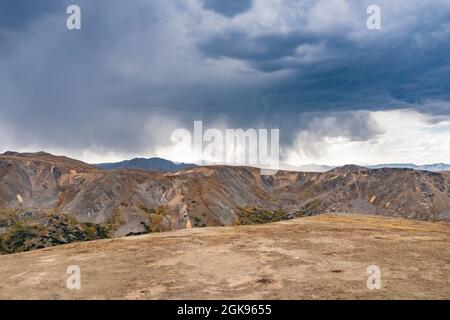 Sich entwickelndes Gewitter über den Rocky Mountains in Colorado Stockfoto