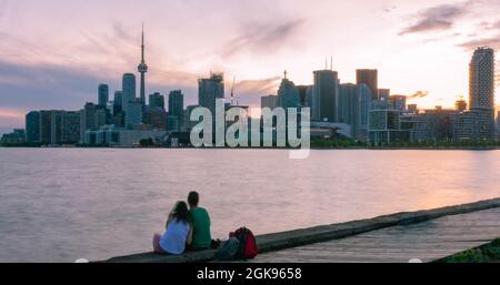 Junges Paar, das den Sonnenuntergang in Toronto beobachtet Stockfoto